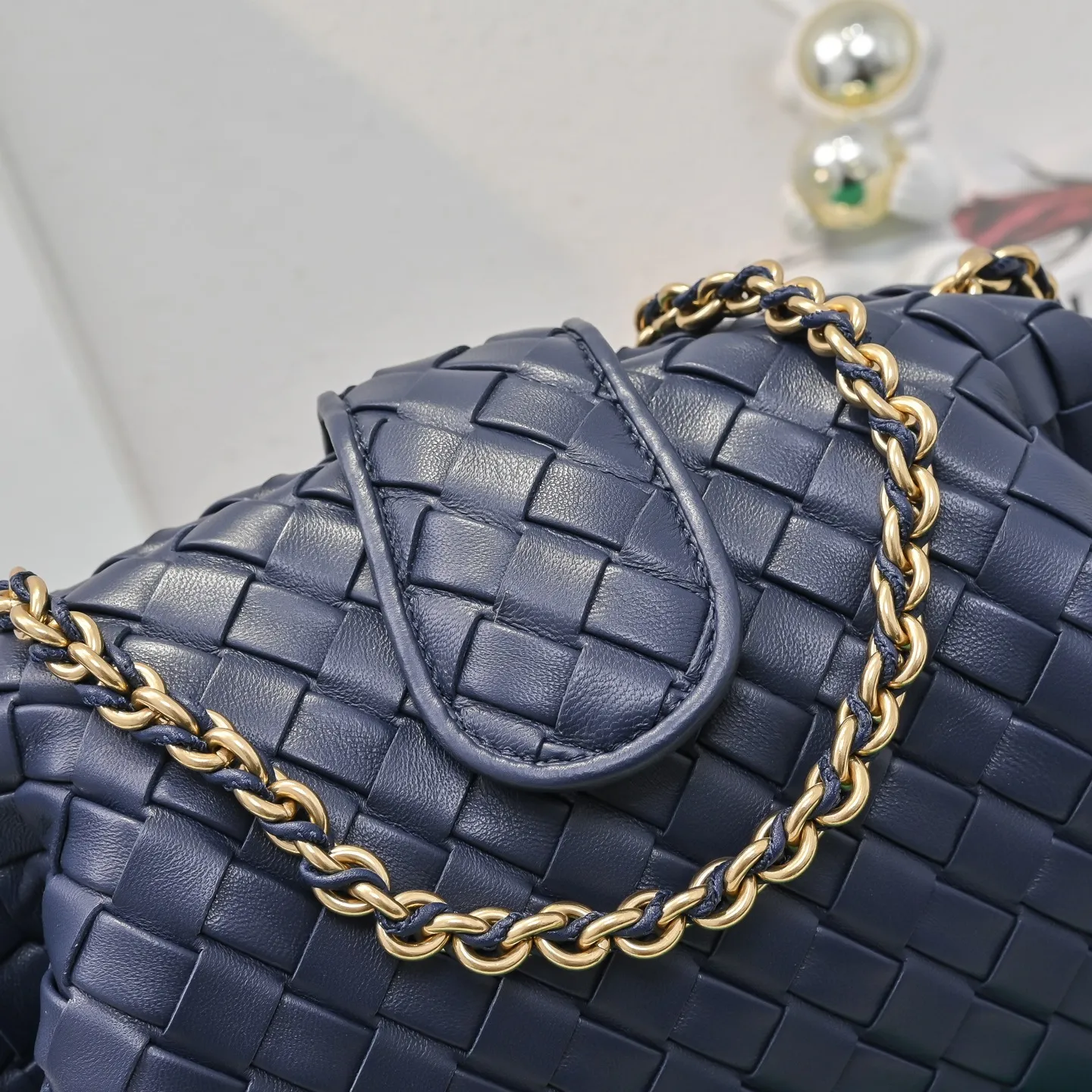 Batch 2260 Bitters Venetia 2024 summer series brings Lauren 1980 handbags back to the public eye. The design of the bag is inspired by ancient Roman architecture. It uses the brand's iconic Intrecciato lambskin woven bag body with a hard frame. No logo can be seen on the whole bag. It is equipped with a leather woven metal chain. When using it as a clutch, just put the chain directly in the bag ~ showing an elegant and timeless style. Decades later, when Lauren Hutton once again walked on the Bottega Venetia spring and summer show with this bag, the charm of the year still remains intact despite the passage of time. Size: 31.5*16.5*11 Style No.: 5807